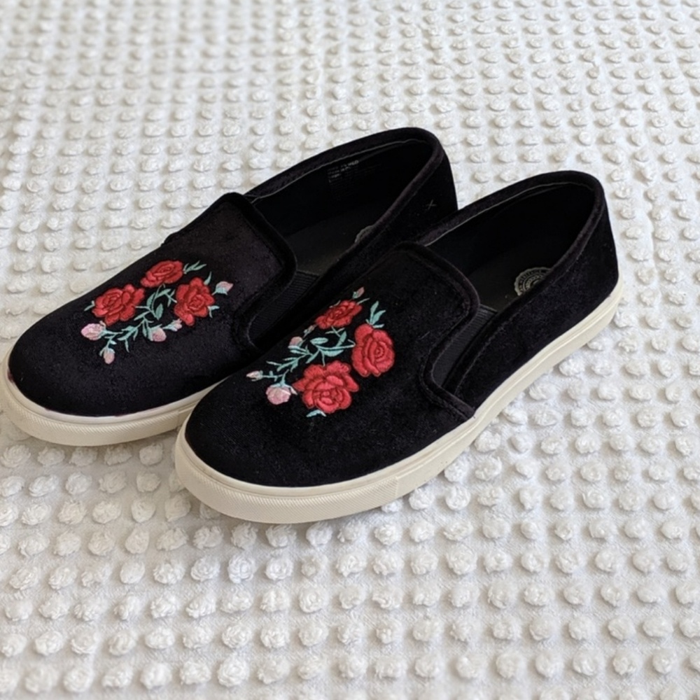 American Heritage SO Floral Black White Red Slip